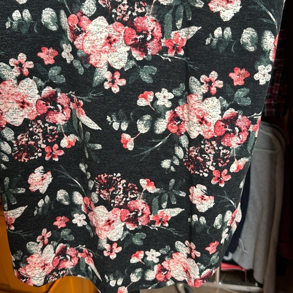 NWT LuLaRoe Tank Top Black Pink Floral Sleeveless Tank Top Size Large - Picture 3 of 6